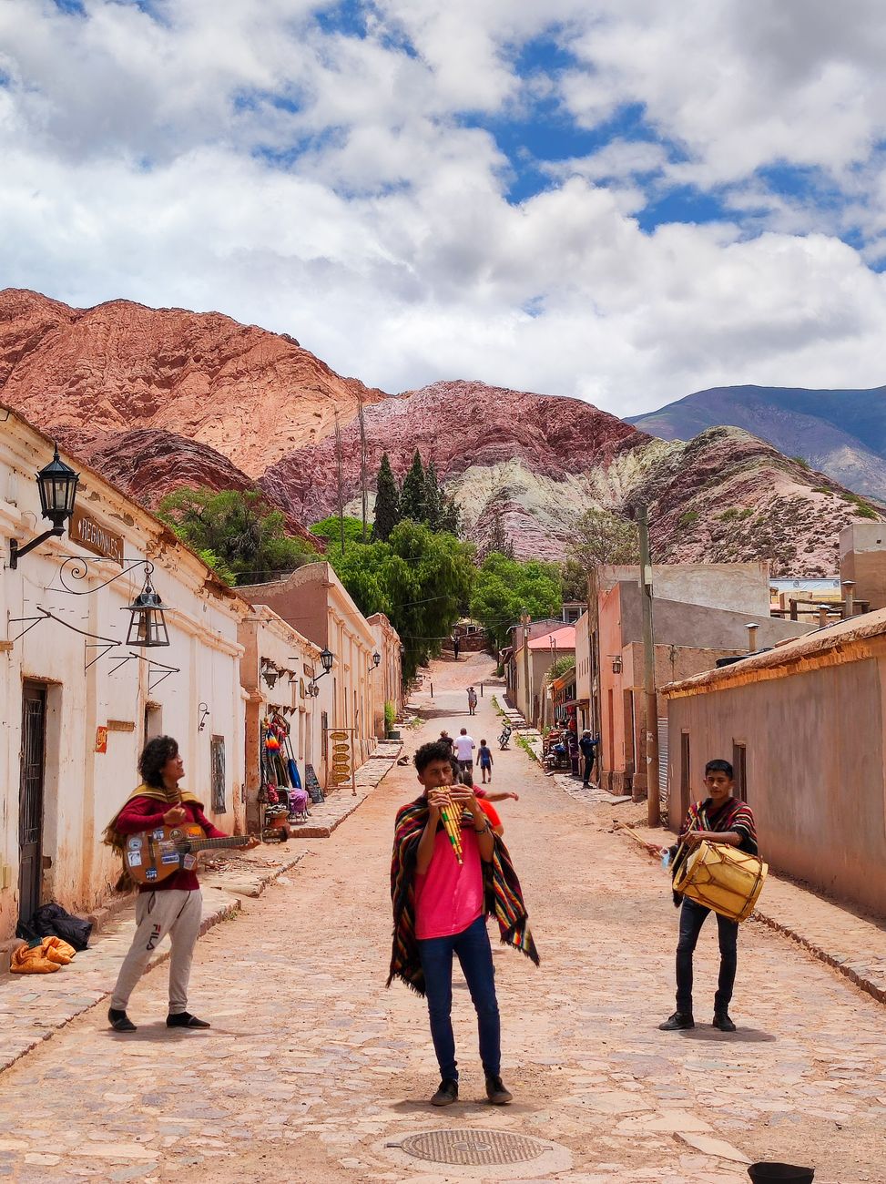 Poblado norteño con cerros multicolores