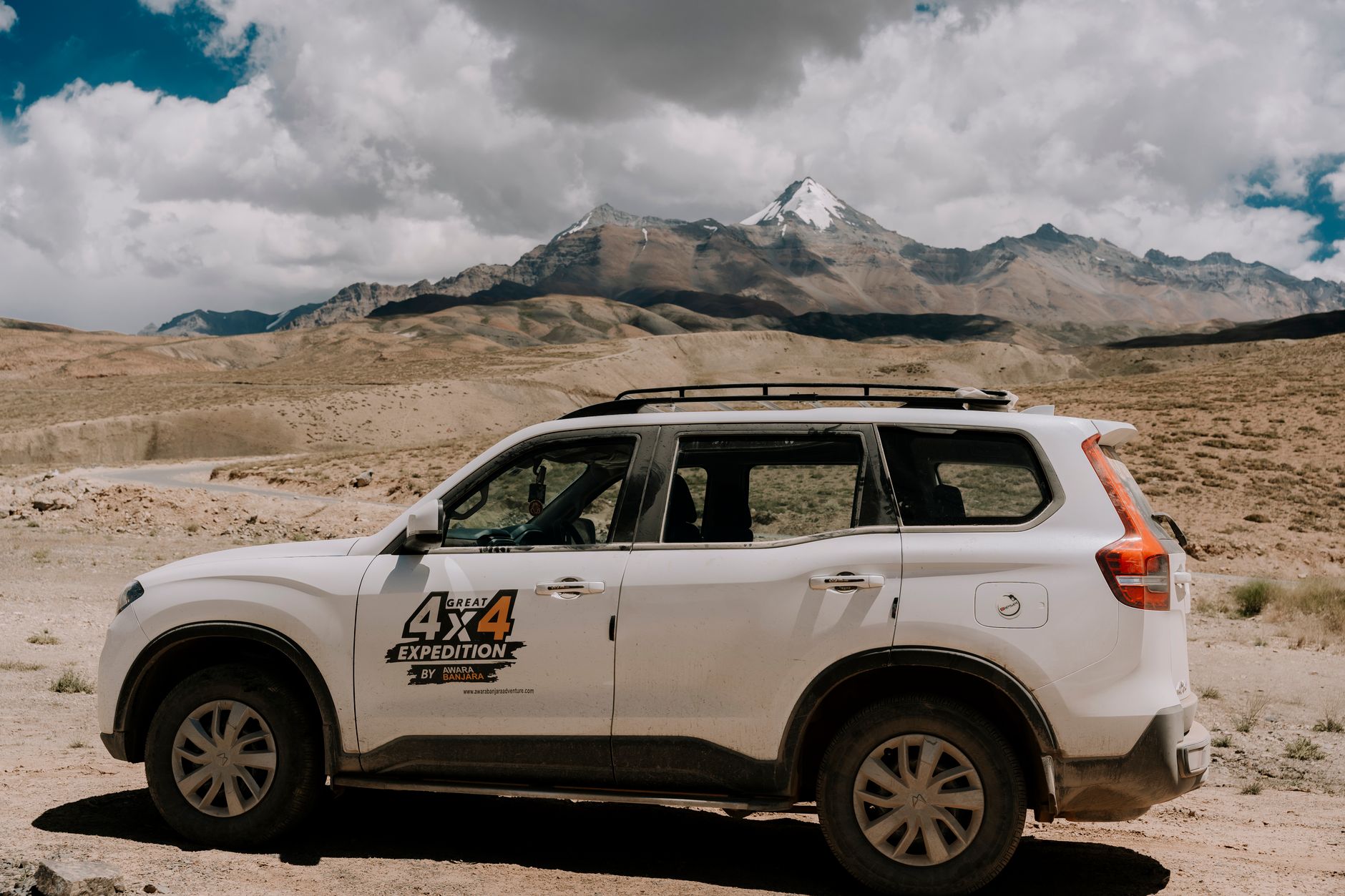 Vehículo de expedición en ruta de montaña